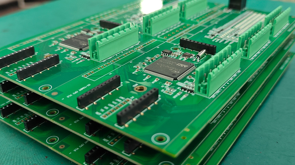 Како управљање емисијом угљеника у фабрикама ПЦБА утиче на трошкове производње?